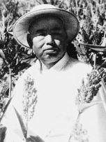 ���������ѣ�1906��2��2�����ں���ʡ����ص�ƶ��ũ���ͥ��8����ȭʦ����ɽ�����£�ϰ��8�ꡣ�ؼ���̽��ʱ��ʧ�ֽ��������˵ĵ������ٴ����������������£��Ĵ����ˡ�1926����������������������1ʦ1����������9�¼����й��������������š�1927����ӻ��磬8��ת���й���������11�²μӻƣ������飨�ǣ����塭��[��ϸ]